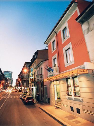 Hotel Mondial Milánó Kültér fotó